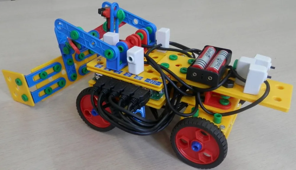 Robô montado com o Kit Atto AttoBox KTR-13